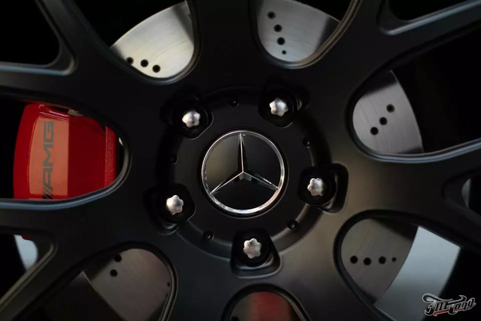 Mercedes G63AMG. Произвели кованые диски 23 дюйма.